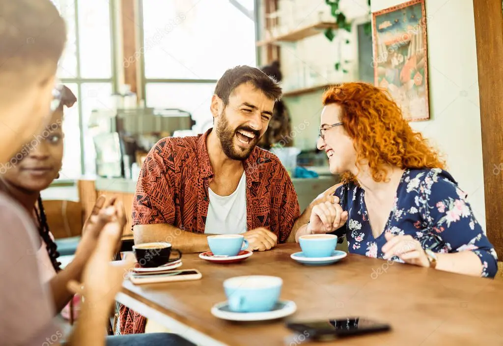Tomar un café y charlar en inglés.